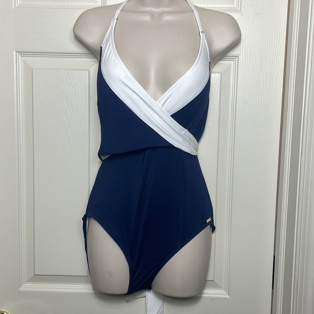 Vince Camuto Navy and White One apiece NWT